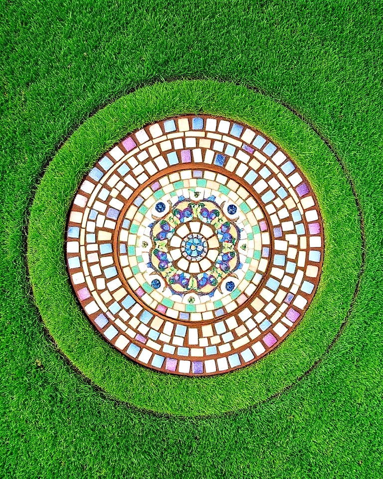 artistic flair with mosaic circular lawn - 20 Circular Lawn Garden Designs