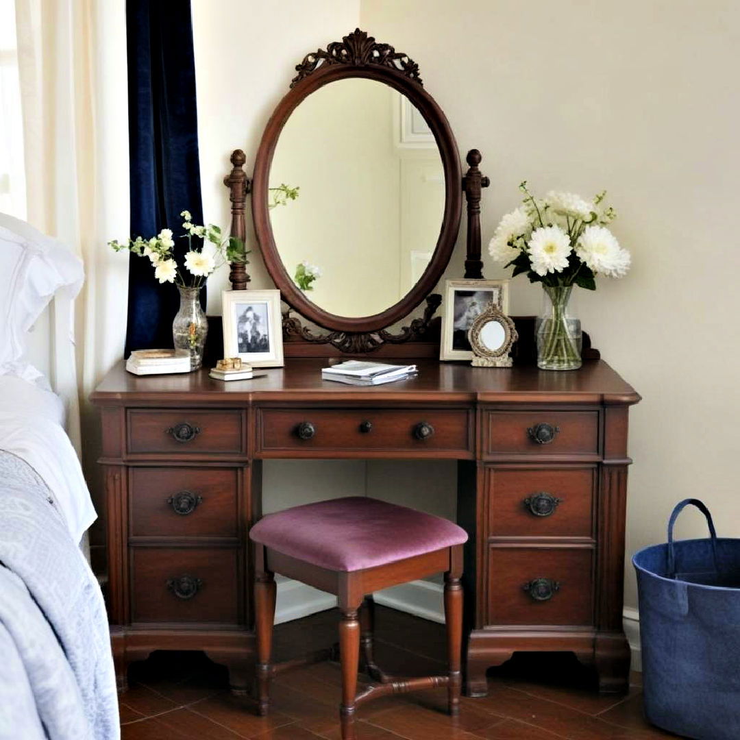 old fashioned vanity corner - 15 Bedroom Corner Ideas