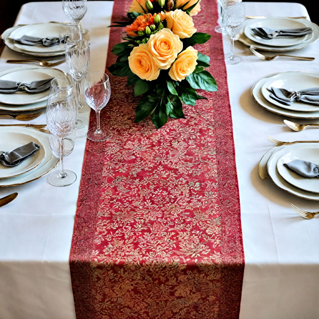 stylish table runner for dining room decor - 40 Dining Room Decor Ideas