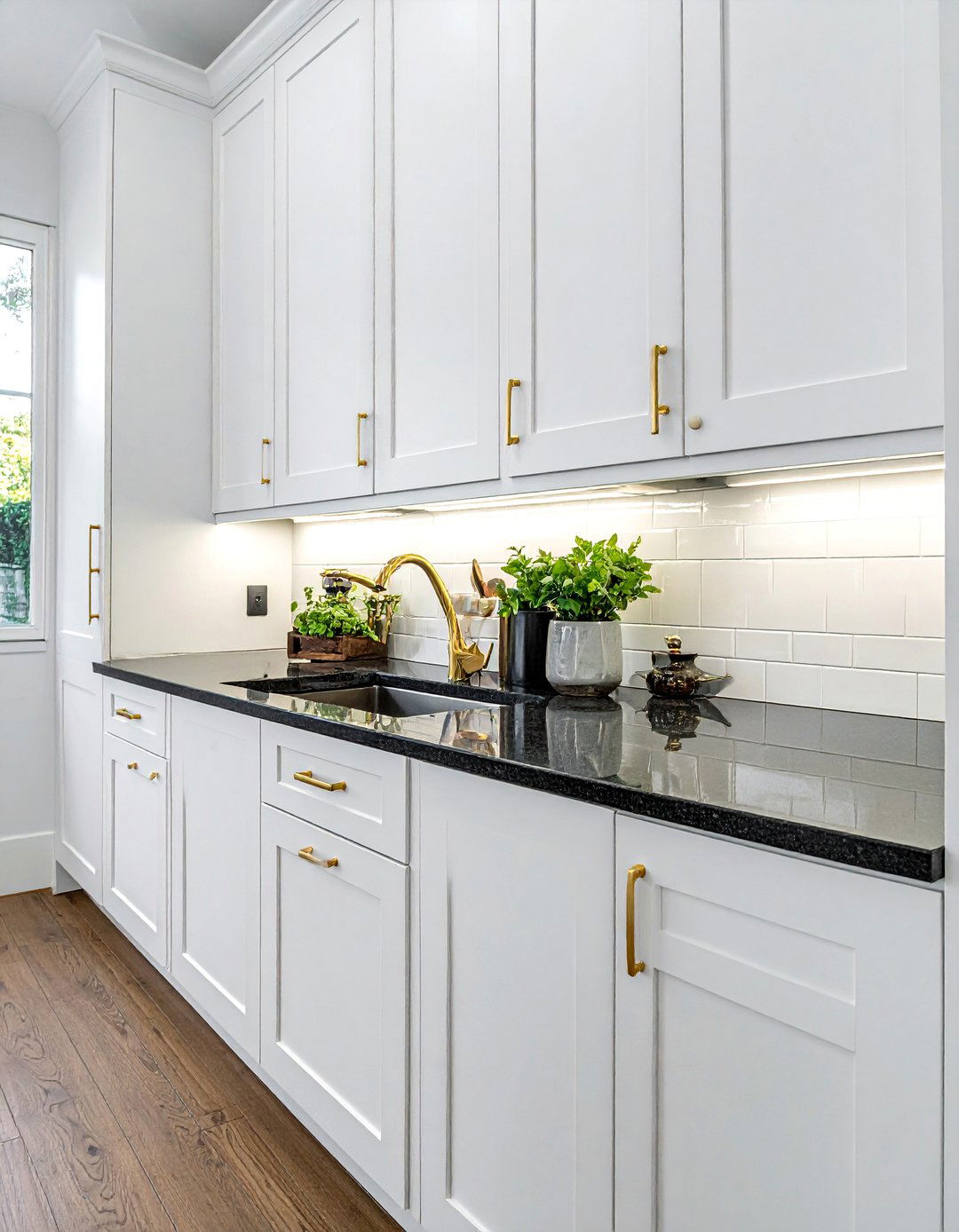 Gold Hardware Accents on Light Cabinets - 20 Kitchen With Dark Countertops and Light Cabinets