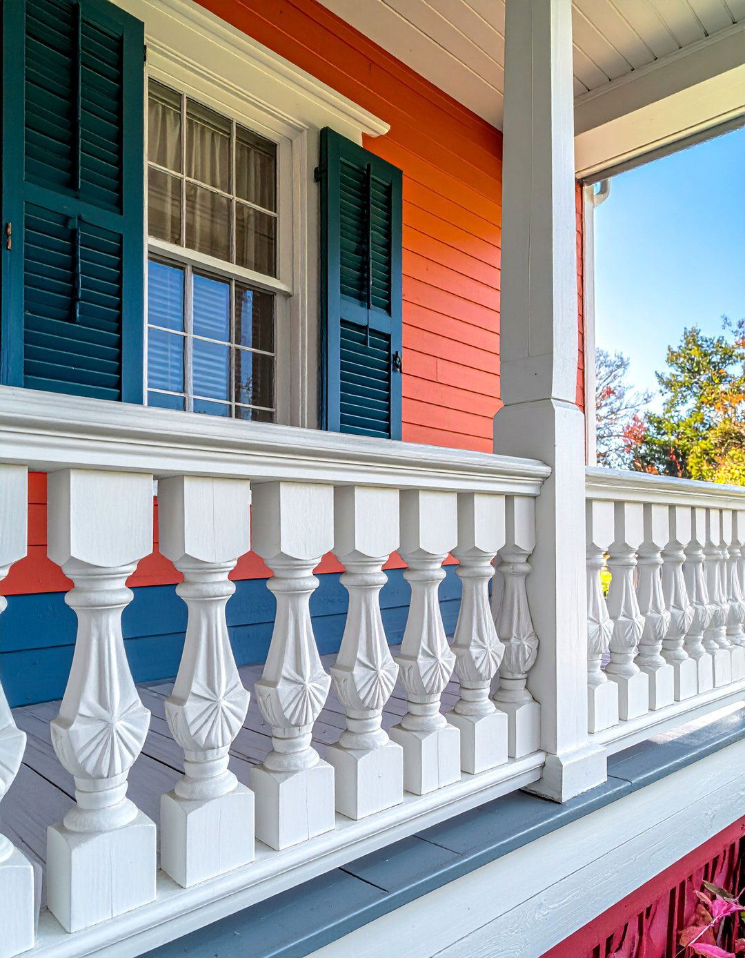 Sunburst Pattern Front Porch Railing - 25 Front Porch Railing Ideas for Curb Appeal