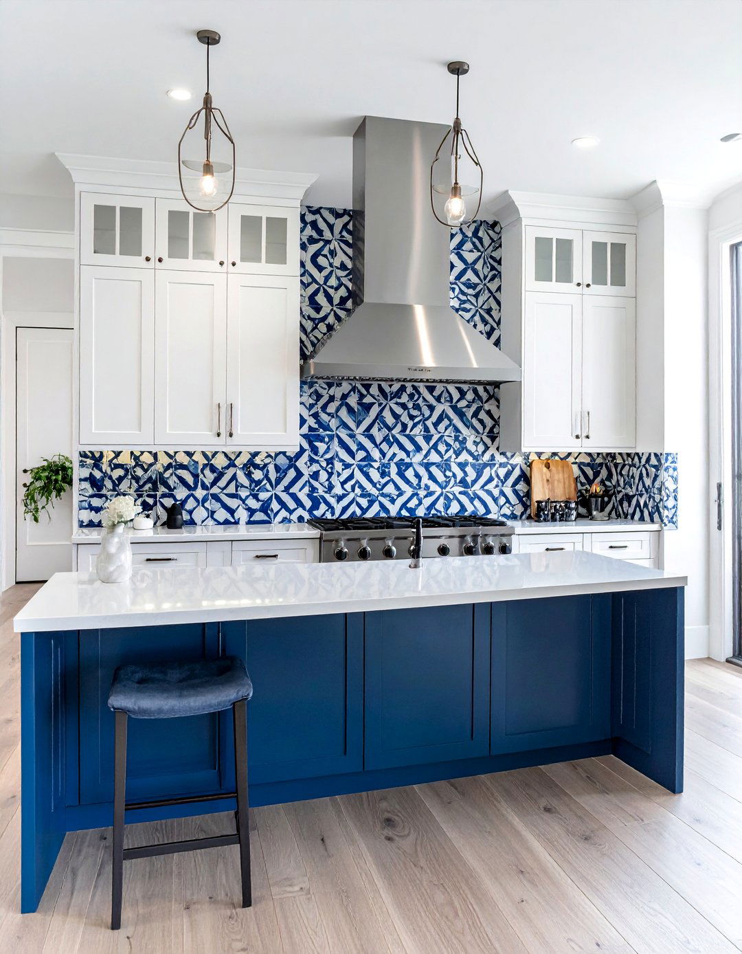 Statement Backsplash Modern Townhouse Kitchen - 15 Modern Townhouse Kitchen Ideas for Stylish Living