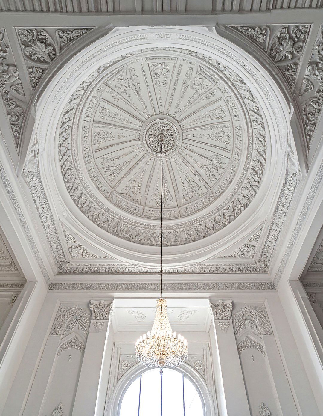 Arabic Interior design with Ornate Ceiling Details - 20 Arabic Interior Design Ideas for a Luxurious Home