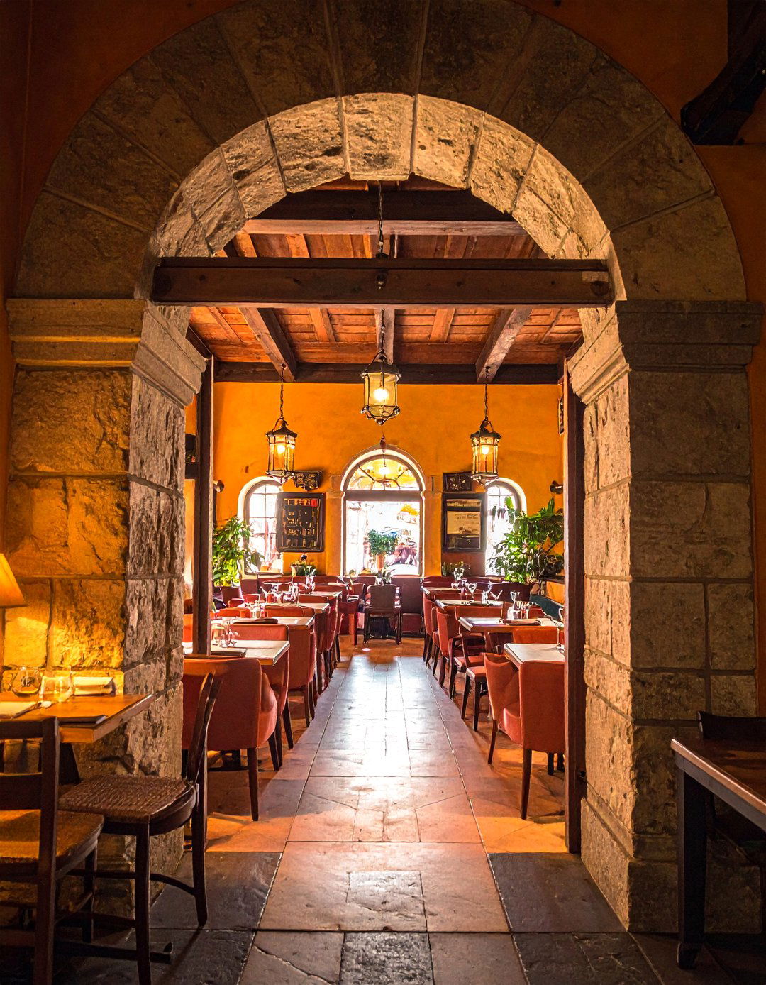 Arched Doorways and Windows - 20 Italian Restaurant Decor Ideas for an Authentic Ambiance