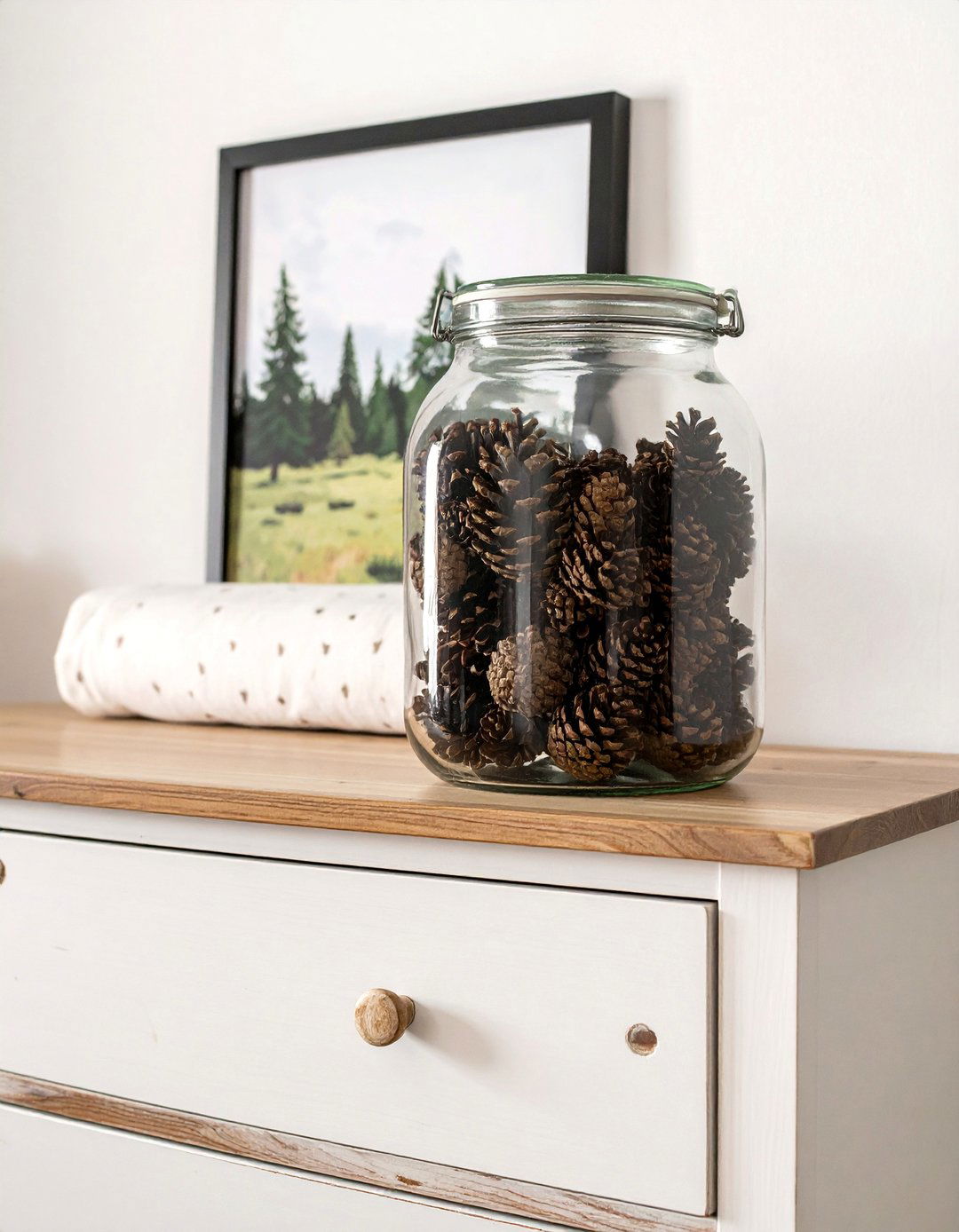 Pinecone Decor Accents Woodland Nursery - 25 Woodland Nursery Ideas for a Cozy Baby Room