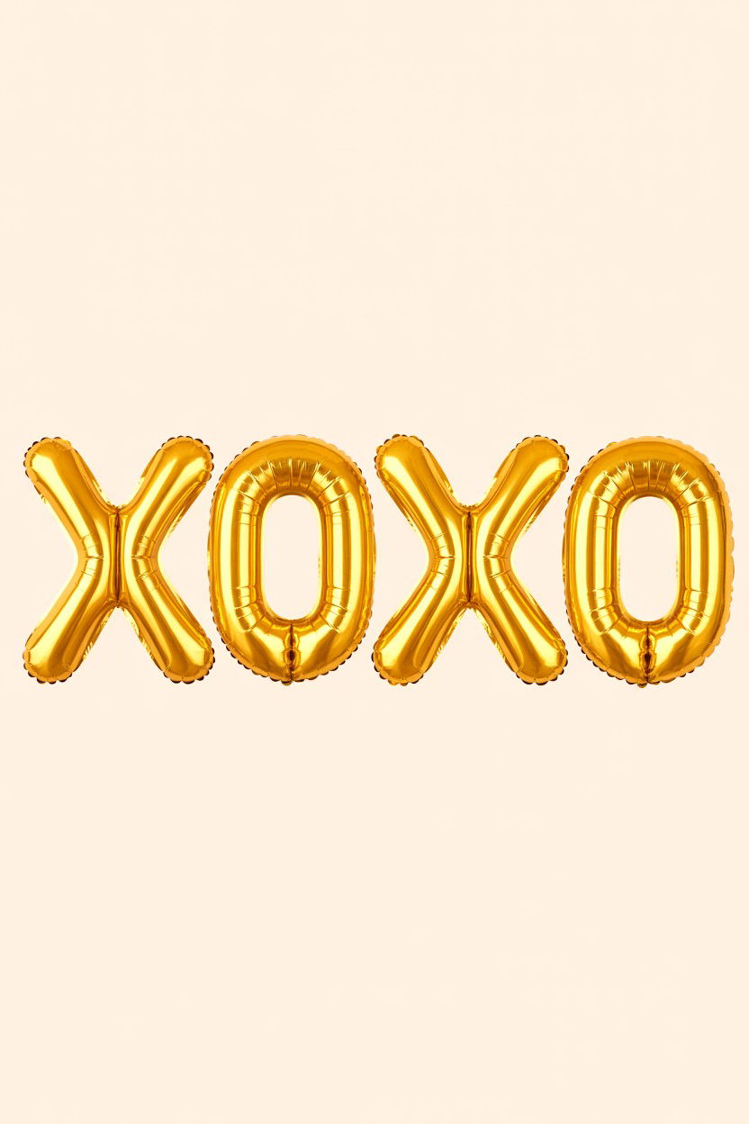 Xoxo letter balloons - 25 Valentine's Day Photo Backdrop Ideas